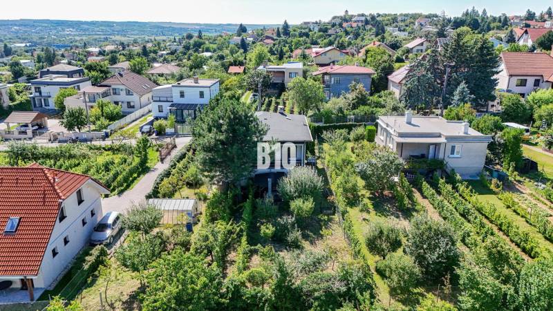 Légi felvétel egy családi házról a nyitrai Kamenna utcában, amelyet zöldterület és kert vesz körül.