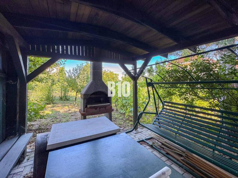 Családi ház kertje a Kő utcában, Nyitrán, kerti grillezővel és hintával.