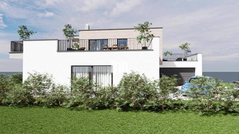 Családi ház terasszal, zölddel körülvéve, autóparkoló, kék ég.