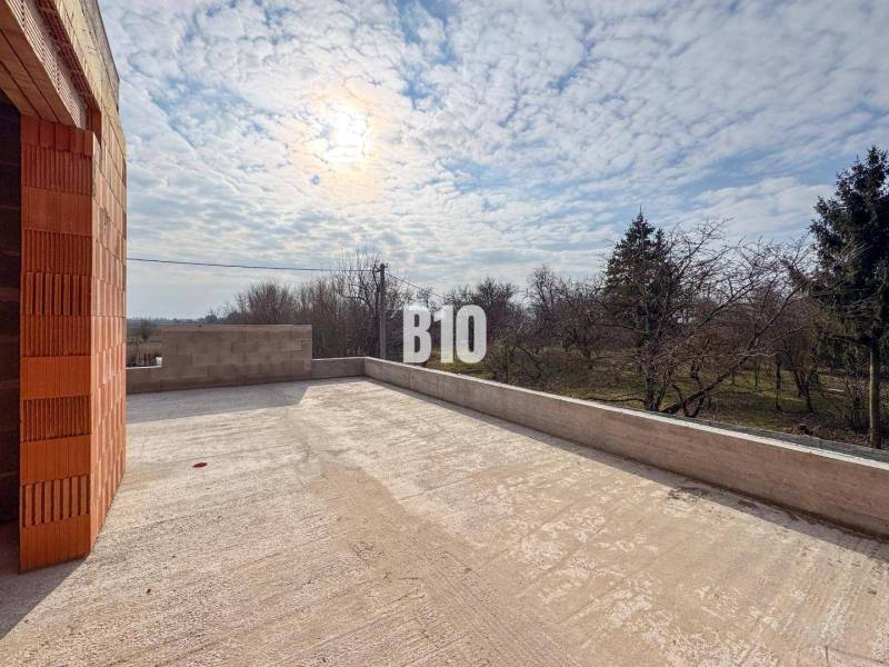 Kilátás a családi ház teraszáról a kertre és a fákra.