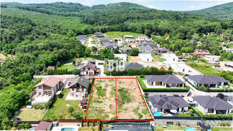 Lakóterületek Štitáryban, házakkal és erdőkkel körülvéve, építésre készen.