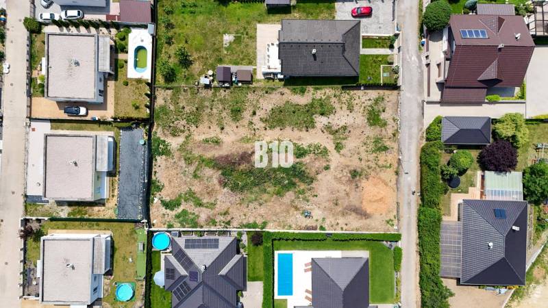 Légi felvétel a lakóövezeti telkekről Štitáryban, családi házakkal körülvéve.