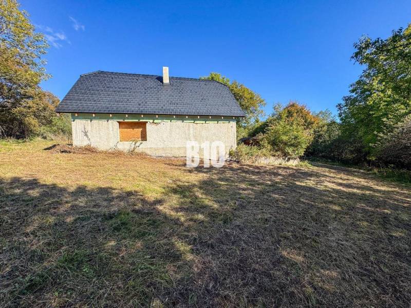 Ház Lackovban, természettel körülvéve, napos környezetben látható.