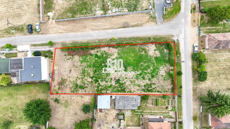 Telkek - lakóingatlanok Bardoňovóban, 1365 m² területtel, piros vonallal határolva.