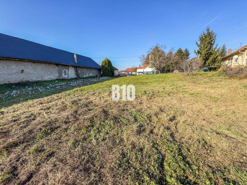 Gyepes telek a családi ház mellett, ideális telkek és természetközeli élet számára.