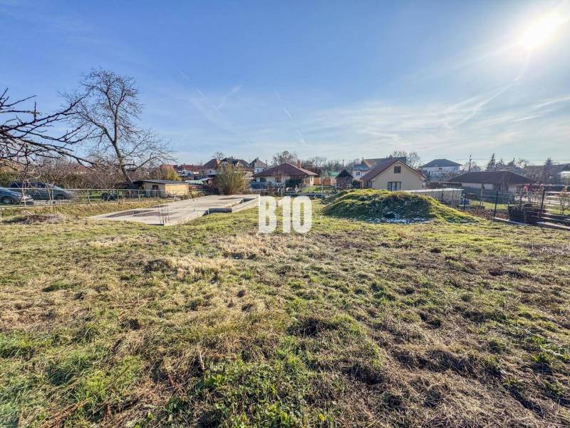 Építési telek gyepes területtel, házalappal, zöldövezettel körülvéve, ideális lakhatásra.