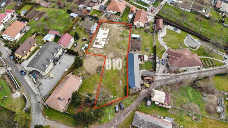 Légi felvétel lakóövezeti építkezésre alkalmas telkekről.