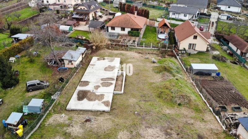 Építési telek családi házakkal körülvéve, ideális lakhatásra csendes környezetben.