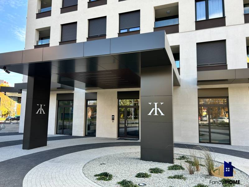 A Kárpát utcai épület bejárata Poprádon modern dizájnnal és elegáns részletekkel.