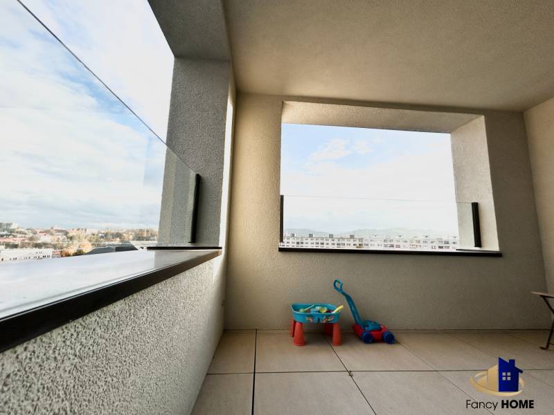 A Kárpát utcai kétszobás lakás erkélye Poprádon, kilátással a városra.