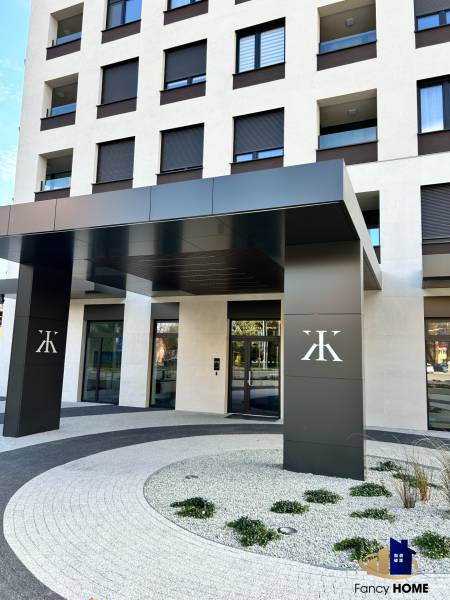 A Kárpát utcai lakóház bejárata Poprádon, kertészeti kialakítással a kétszobás lakásoknál.