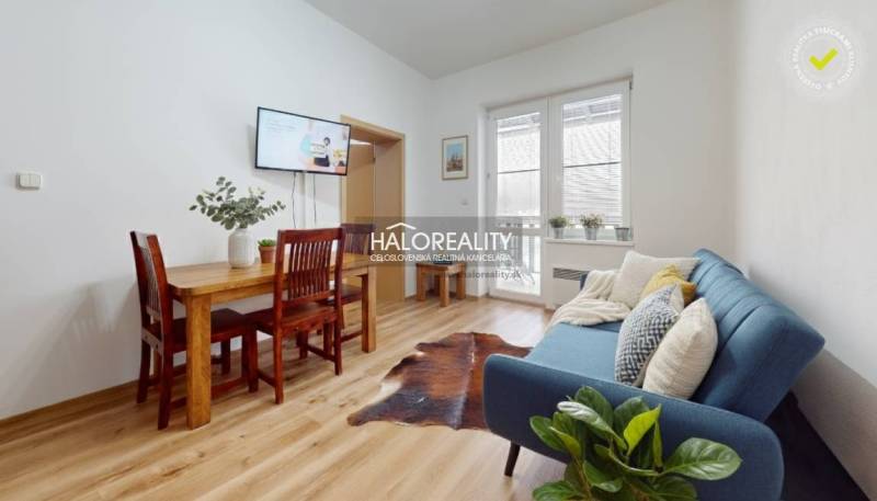 Konyhapult márvány dekorral és készülékekkel egy 3 szobás lakásban.