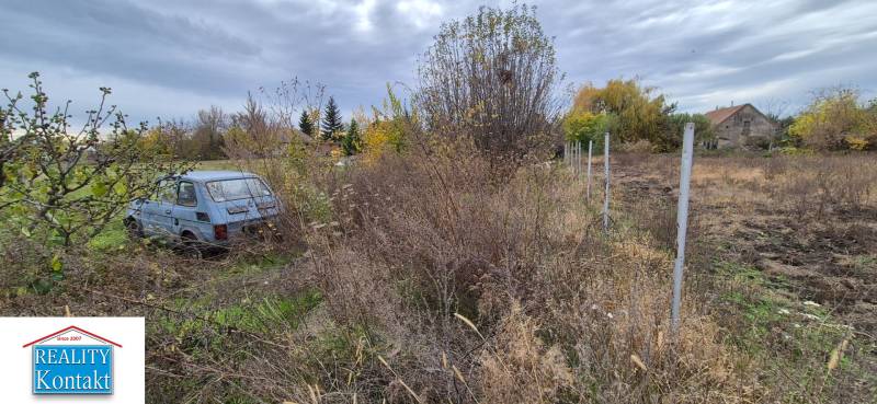 Építési telek Tardoskedden elhagyott autóval és benőtt területtel.