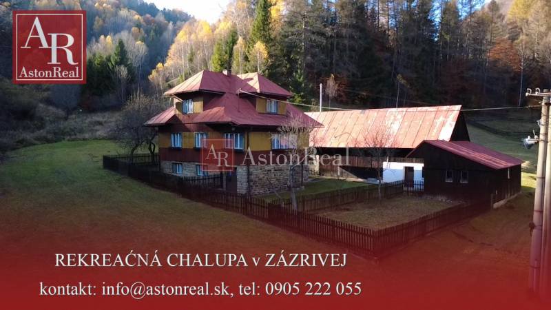 Családi ház Zázriván, erdőkkel körülvéve, kő- és faszerkezettel.