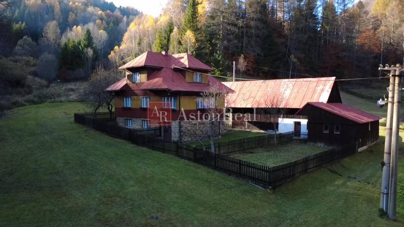 Családi ház Zázrivában, amelyet természet és erdők vesznek körül, nagy udvari területtel.