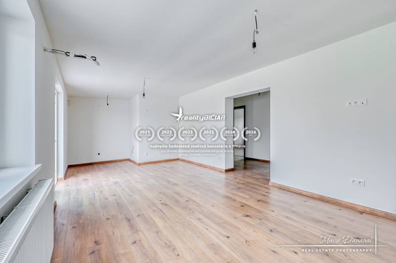 Tágas szoba fa dekor padlóval egy családi házban.