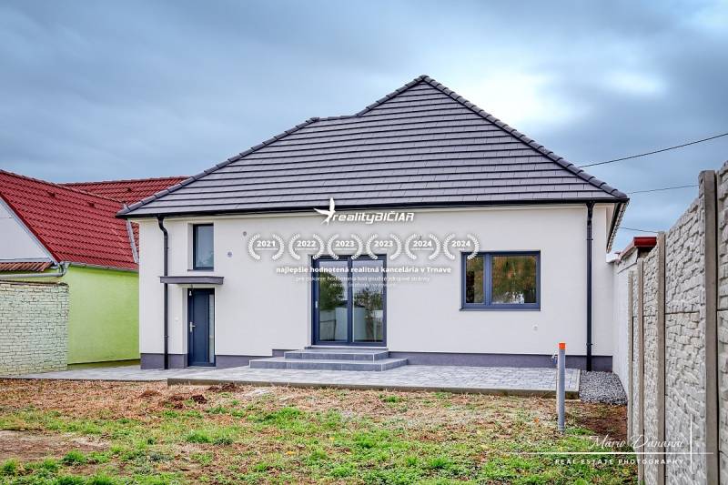 Családi ház terasszal és gyepfelülettel a Jaslovské Bohunice-i Diófa utcában.