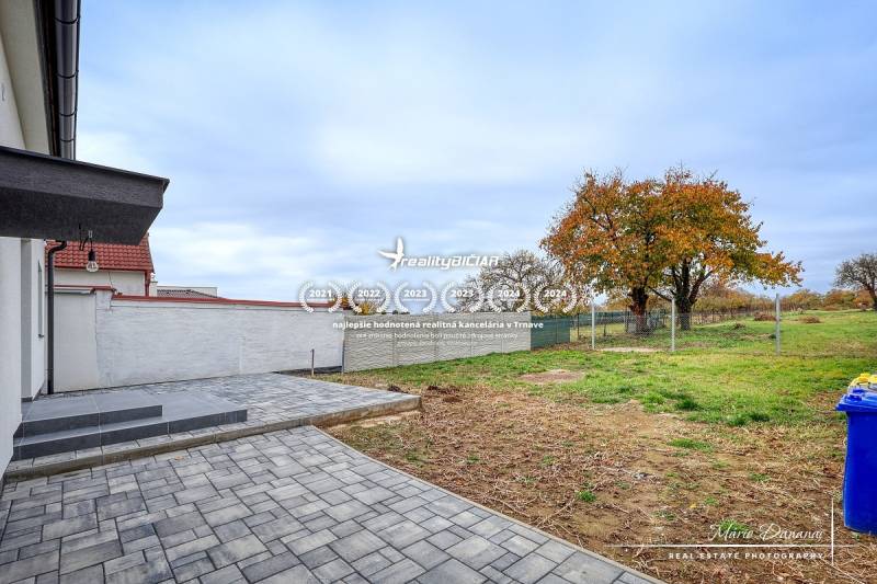 Családi ház külső része az Orechová utcában, Jaslovské Bohunice-ben, terasszal és kerttel.