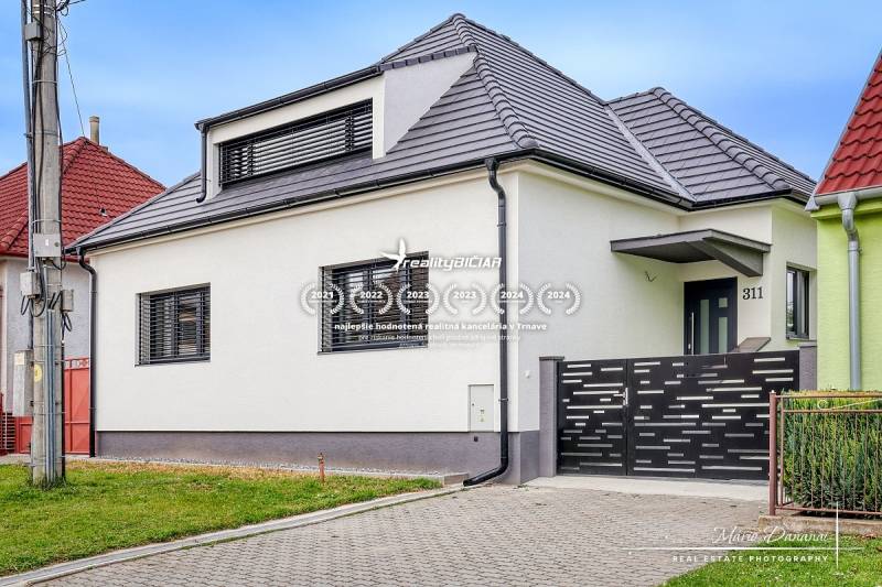 Családi ház Diófa utcában, Jaslovské Bohunicében, modern tetővel és kerítéssel.