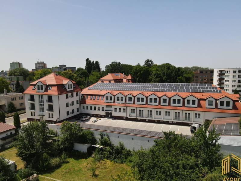 Az épület a Szadova utcában, Szenicén, piros tetővel és napelemekkel.