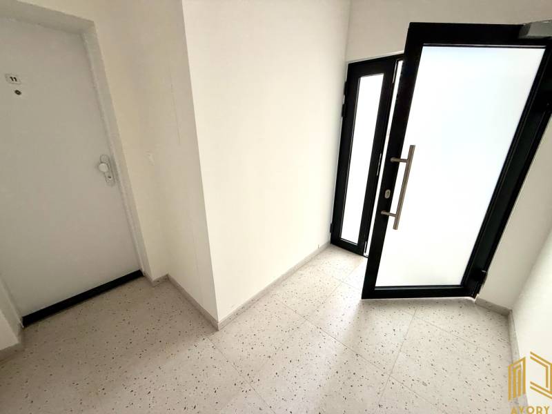 Előszoba egy kétszobás lakásban üvegezett ajtókkal.