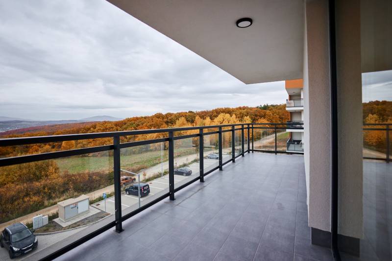 A Cédrová utcai kétszobás lakás tágas erkélye kilátást nyújt a kassai természetre.