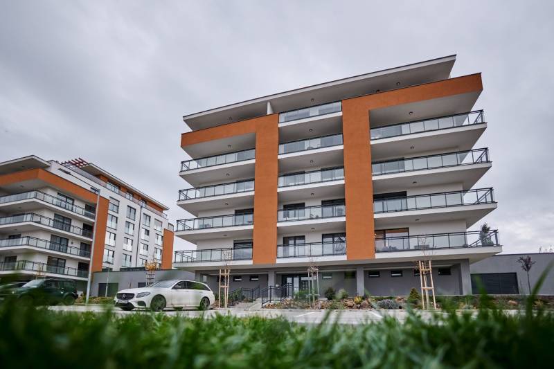 Lakókomplexum a Kassa, Dargov hősök városrészében, a Cédrus utcában, parkolóval.