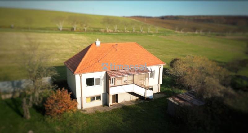 Családi ház Dobra Vodán ferde tetővel, zölddel és rétekkel körülvéve.