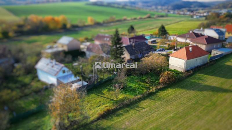 Családi házak és zöldterületek légi felvétele a festői Dobrá Voda községben.