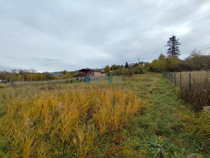 Telkek - lakóhely Nagybábban fűvel és kilátással a környező házakra és fákra.