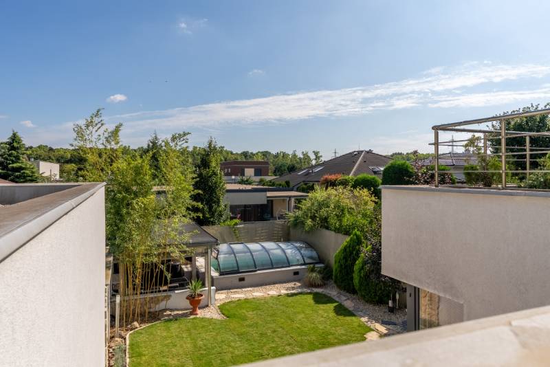 A Jazdecká utcai családi ház kertje Trnavában medencével és zöldterülettel.