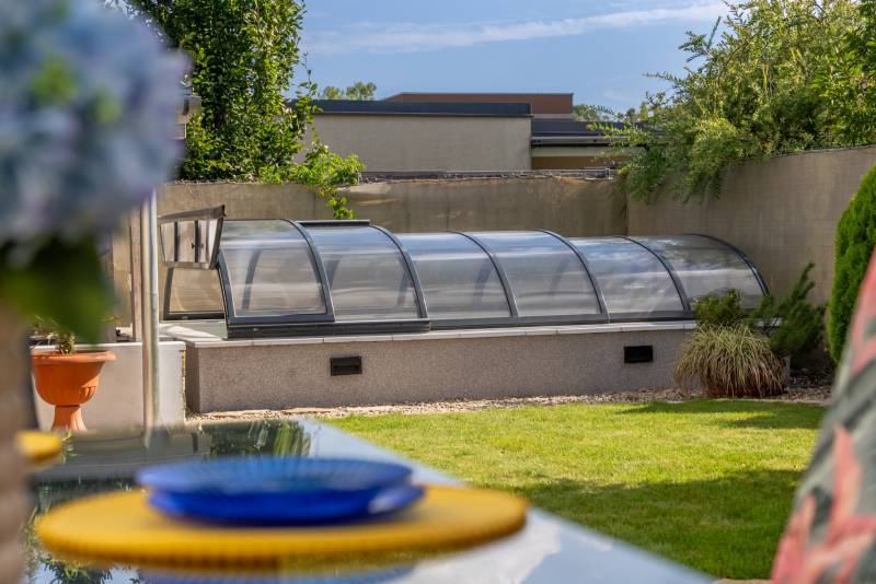 Kert medencével, amely üvegezett tetővel van lefedve egy négy szobás lakásban a Lovas utcában, Nagyszombatban.