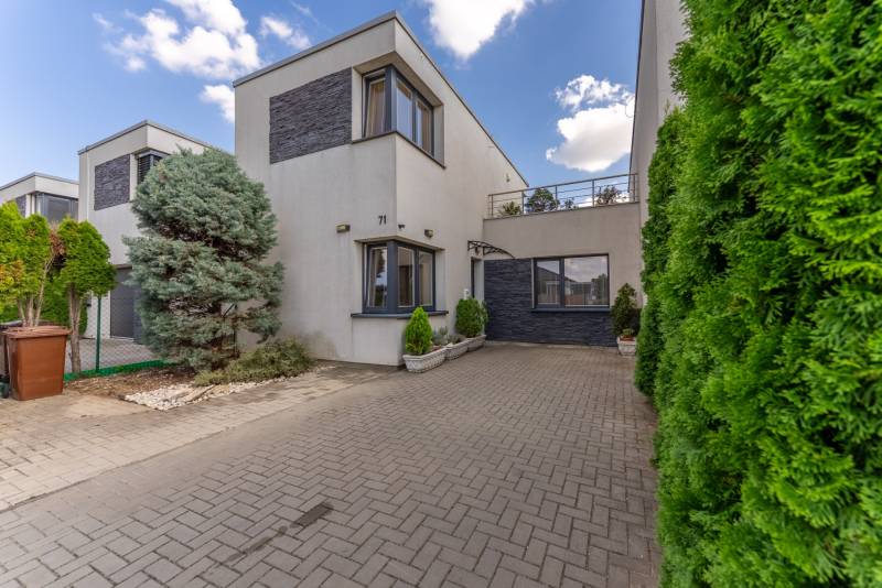 Családi ház a Lovas utcában, Nagyszombatban, burkolt udvarral és zöldterülettel.