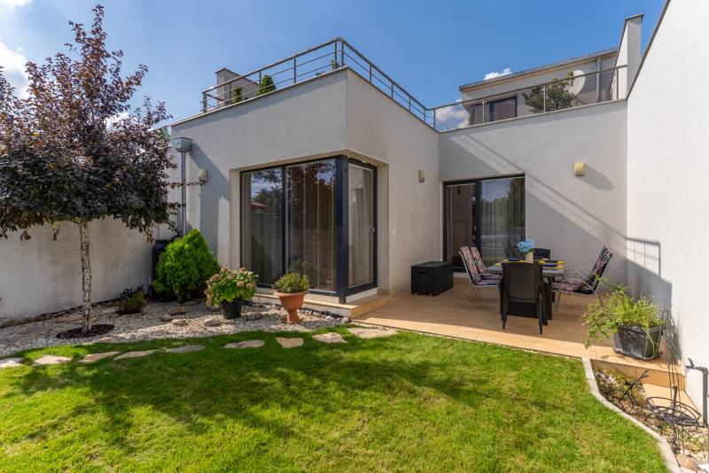 Családi ház kertje a Lovas utcában, Trnavában, gyepes területtel és terasszal.