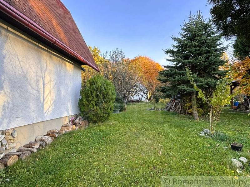 Ősz Sološnicánál a ház mellett, zölddel és tűlevelűekkel körülvéve.