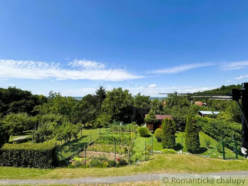 Kilátás a kertre és a zöldövezetre a szolósi ház körül.