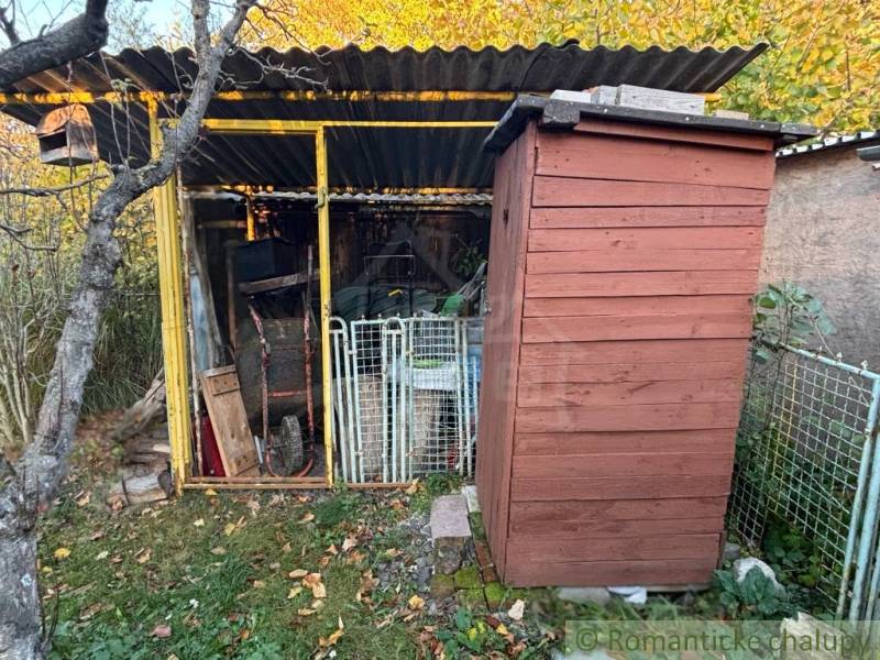 Faház és szerszámtároló a szenci háznál.