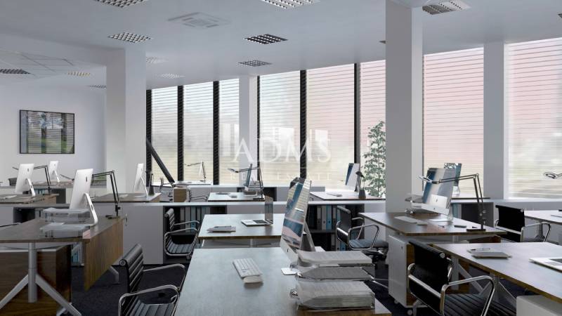 Irodák számítógépekkel, székekkel és nagy ablakokkal, fa dekorációjú padlóval.