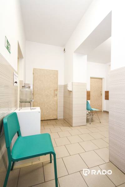 Váróterem irodákban türkiz székekkel és világos falakkal.