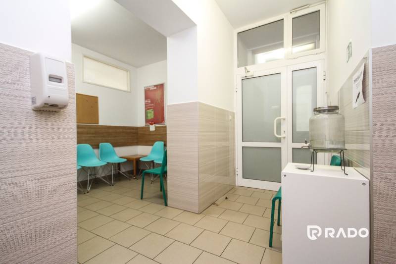 Váróterem irodában türkiz székekkel és vízadagolóval.