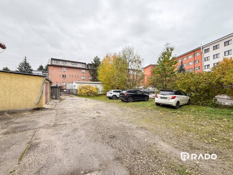 Bratislava utcai parkoló autókkal Zsolnán az irodák mellett.