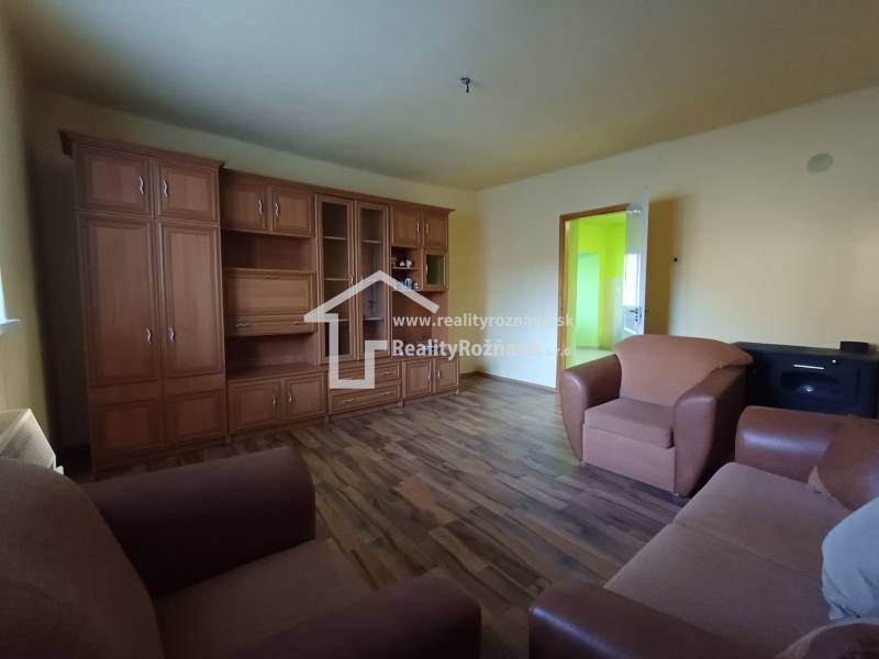 Nappali szoba fa dekor padlóval egy családi házban.