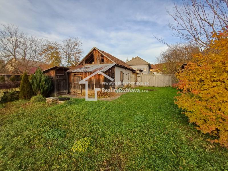 Családi ház Dlhá Vesben kerttel, fa melléképületekkel és őszi növényzettel.