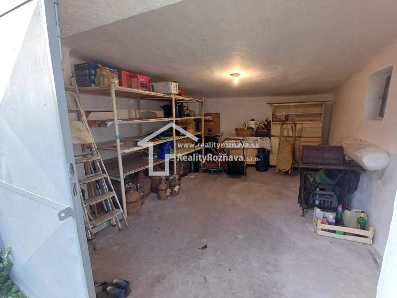 Tárolóhelyiség családi házban polcokkal a tároláshoz Dlhá Vesben.