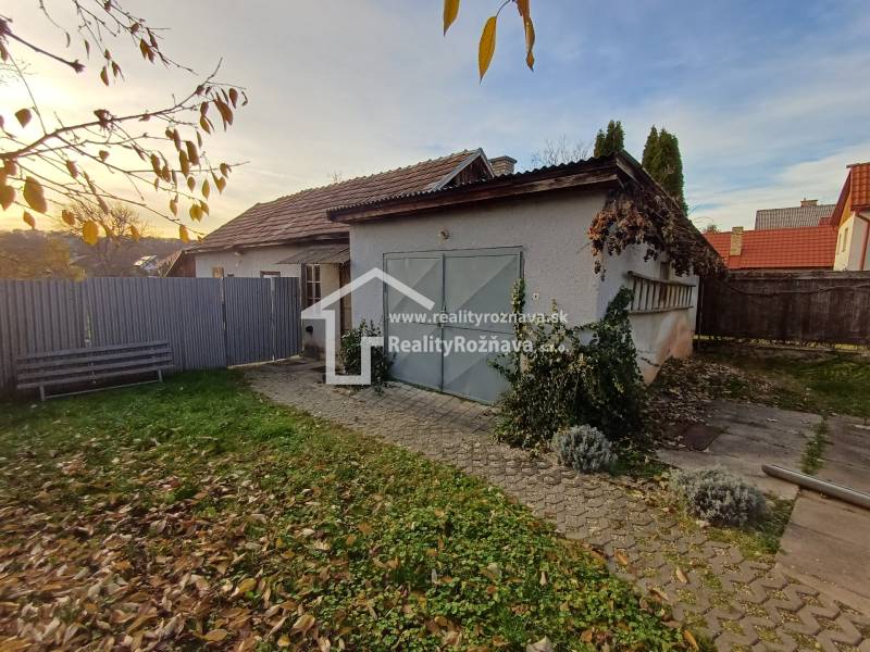 Családi ház Dlhá Ves-en udvarral, füves területtel és garázzsal, kerítéssel körülvéve.