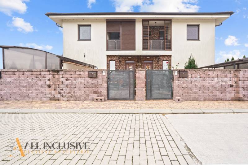 Kétszintes ház téglakerítéssel Gabčíkovo-ban, alkalmas 3 szobás lakásnak.