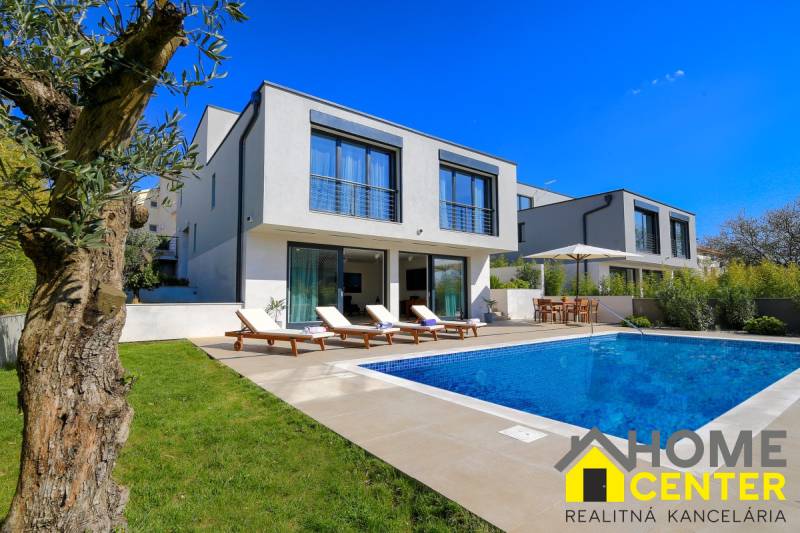 Villa Balinál medencével, napozóágyakkal és kerttel a pihenéshez.