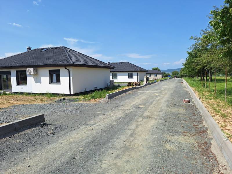 Családi házak a Felsősebes utcában, Eperjesen, zölddel körülvéve, egy befejezetlen út mellett.