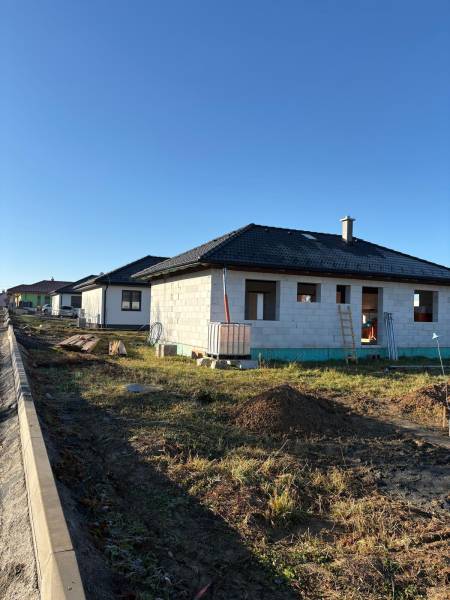 Családi ház építés alatt a Vyšná Šebastová utcában, Eperjesen, napos időben.