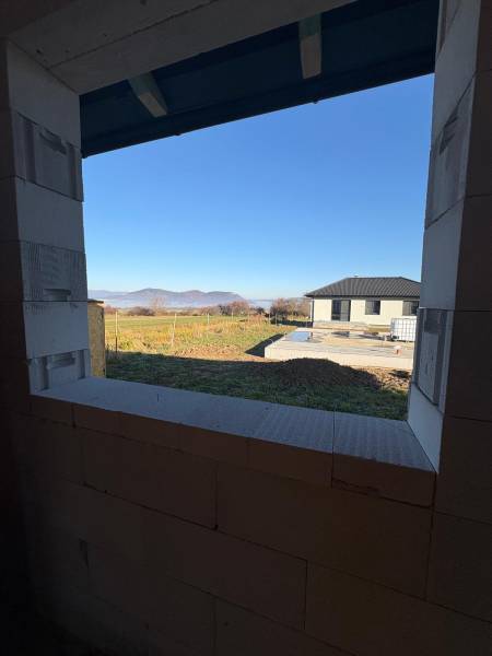 Kilátás egy családi házból Felsősebesen a természetre és a szomszéd házra.